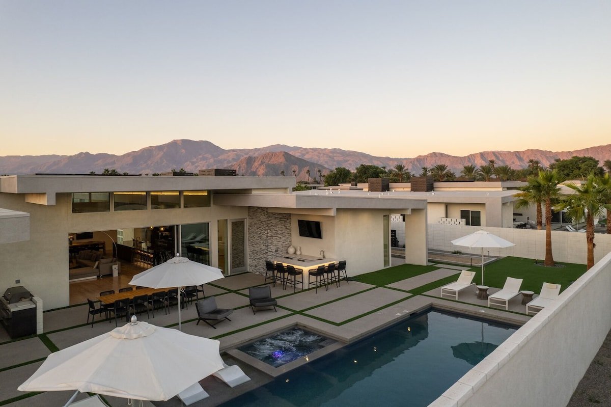 Neon @ Elemento49 | Pool & Spa | Sleeps 16