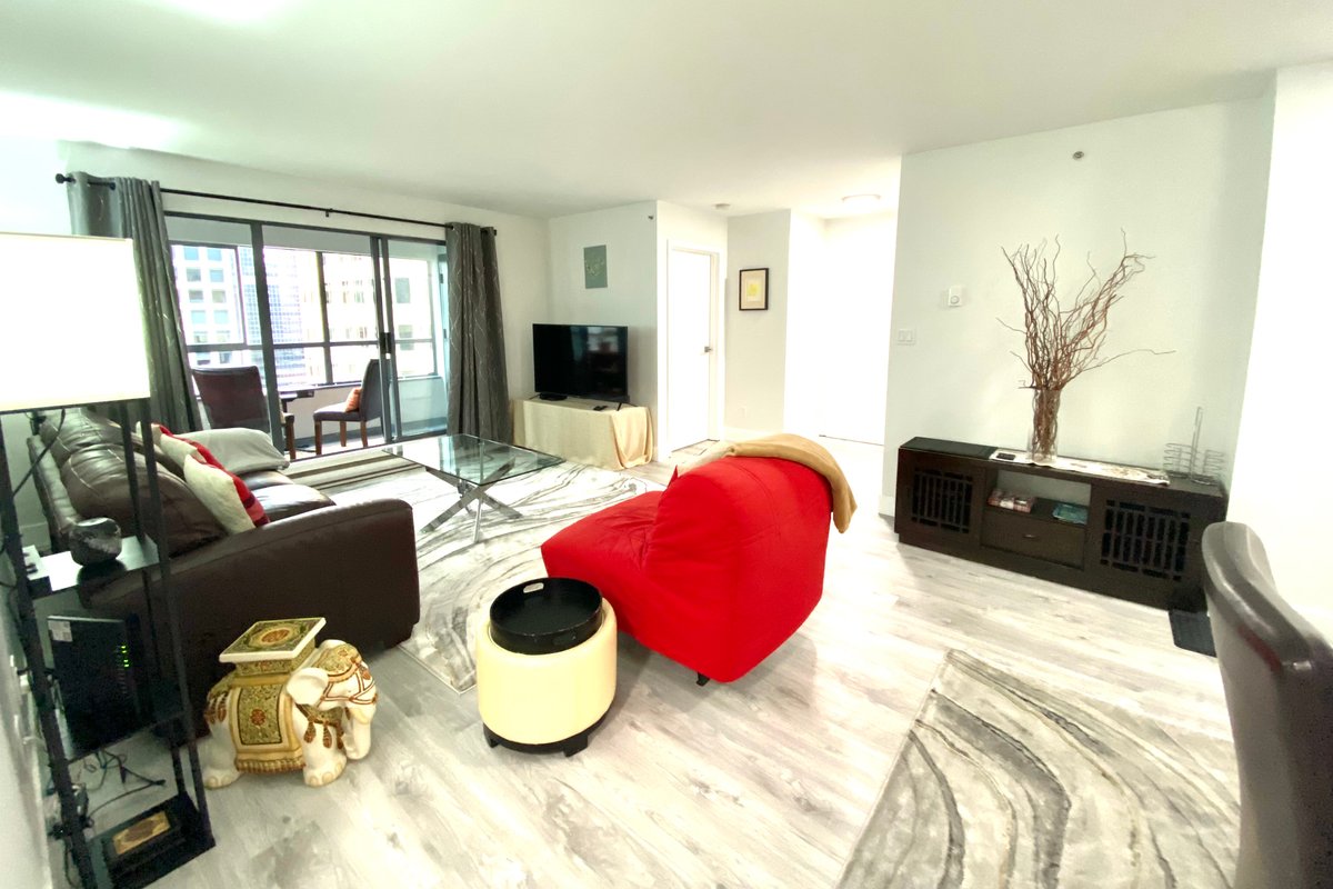 Fabulous DT 2 BR 2 BA POOL+Parking Great Location