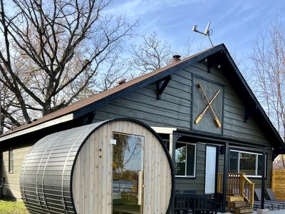 Modern Lake Front/Sauna /Dog Friendly/ Fenced area