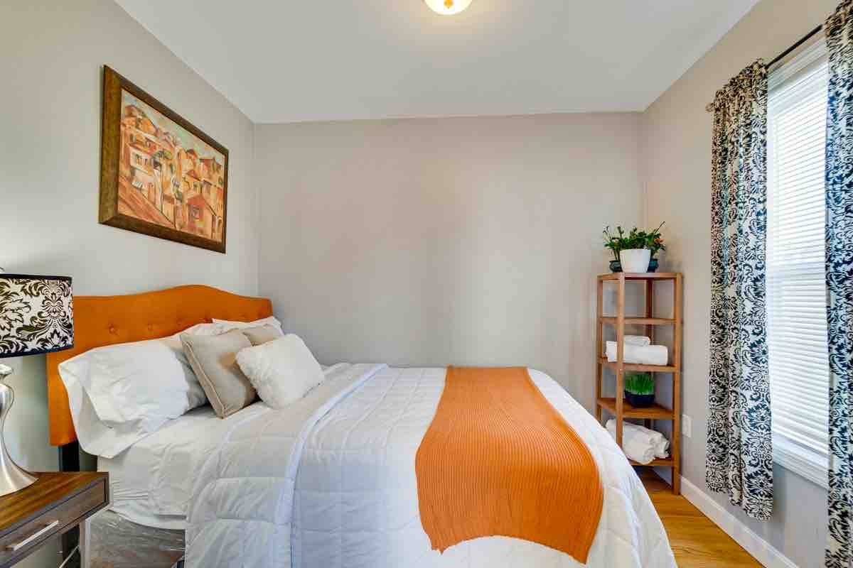 Cozy spacious 2nd level condo walk to public tran gallery image 4