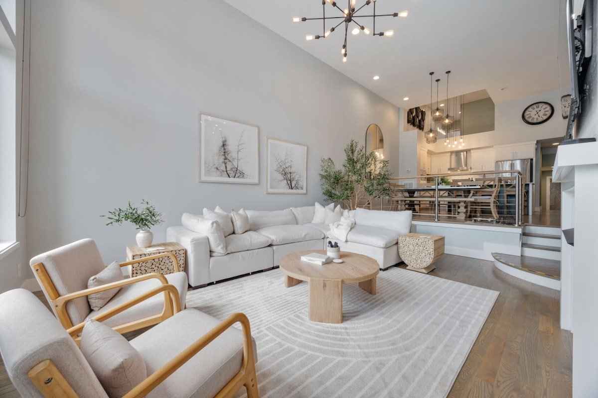 Downtown Nashville Luxury with Irish Pub Hangout gallery image 5