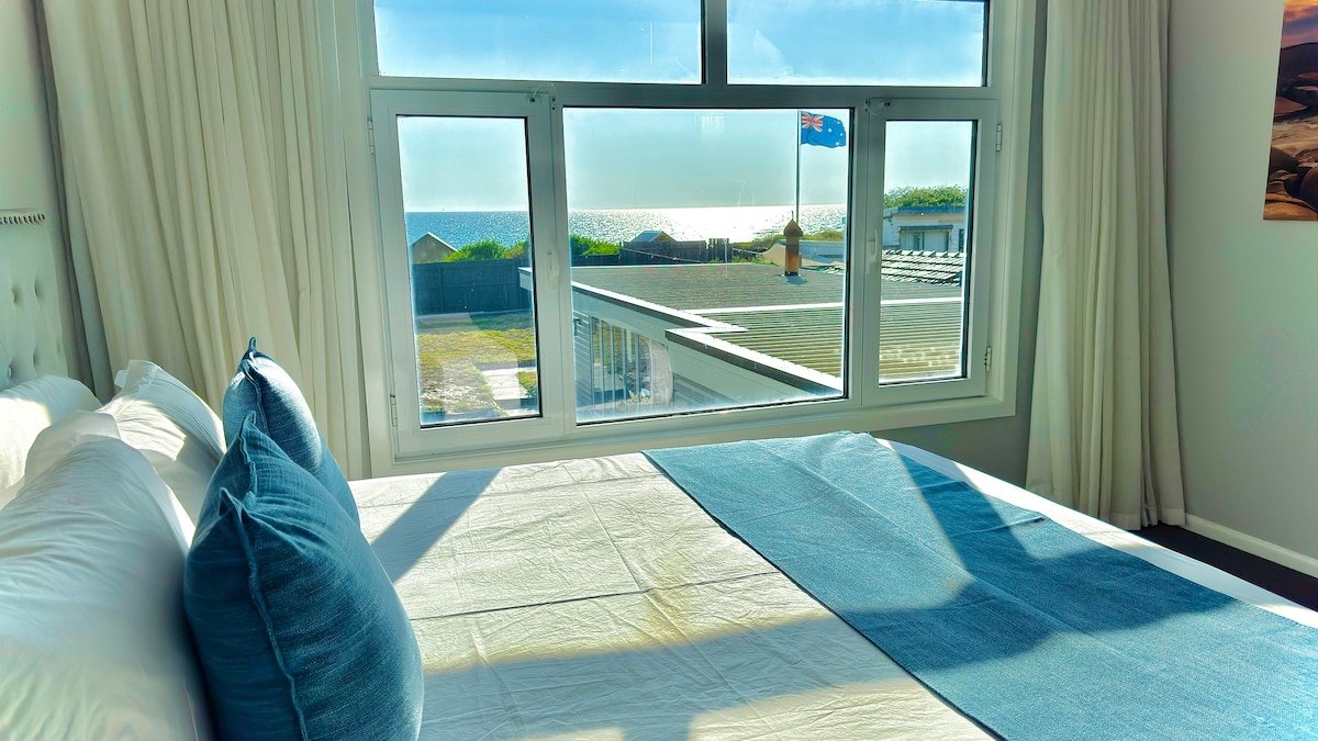 Beachfront 4BR, Unimpeded Bay Views, Hamptons Home gallery image 2