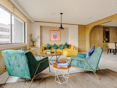 PH! 9 Beds! 4 Parking Spaces! Baby Crib! Poker!