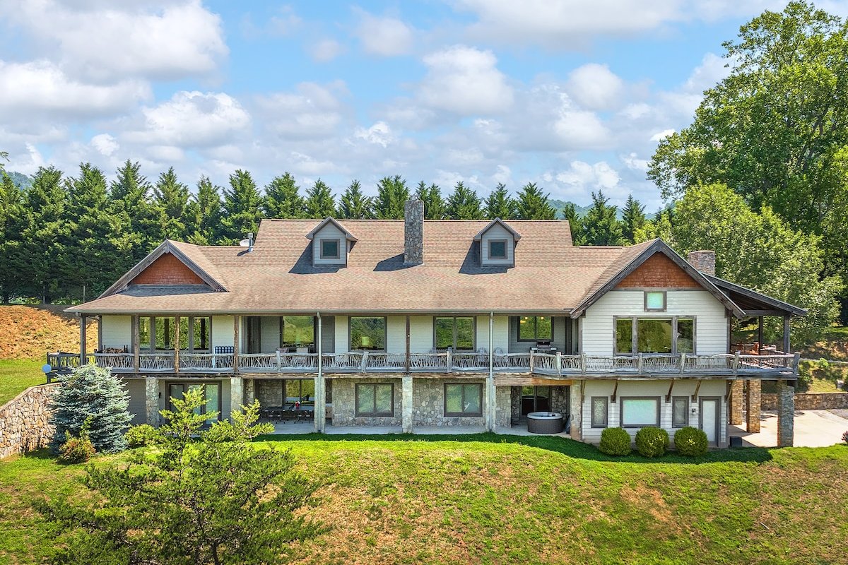 Luxury 8400 sq ft Lodge|Hot Tub|Panoramic Views