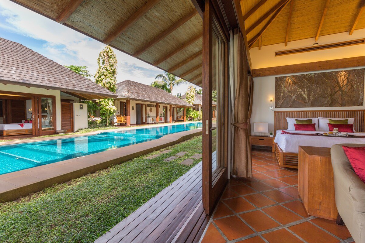 Beachfront, families, Bfast, full team with Chef gallery image 3