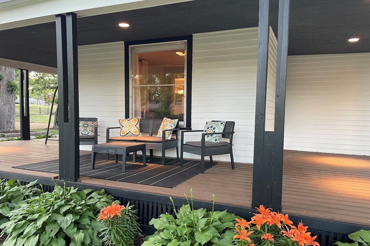 Cozy, historic 3 BR home with hot tub & Zen Den gallery image 3