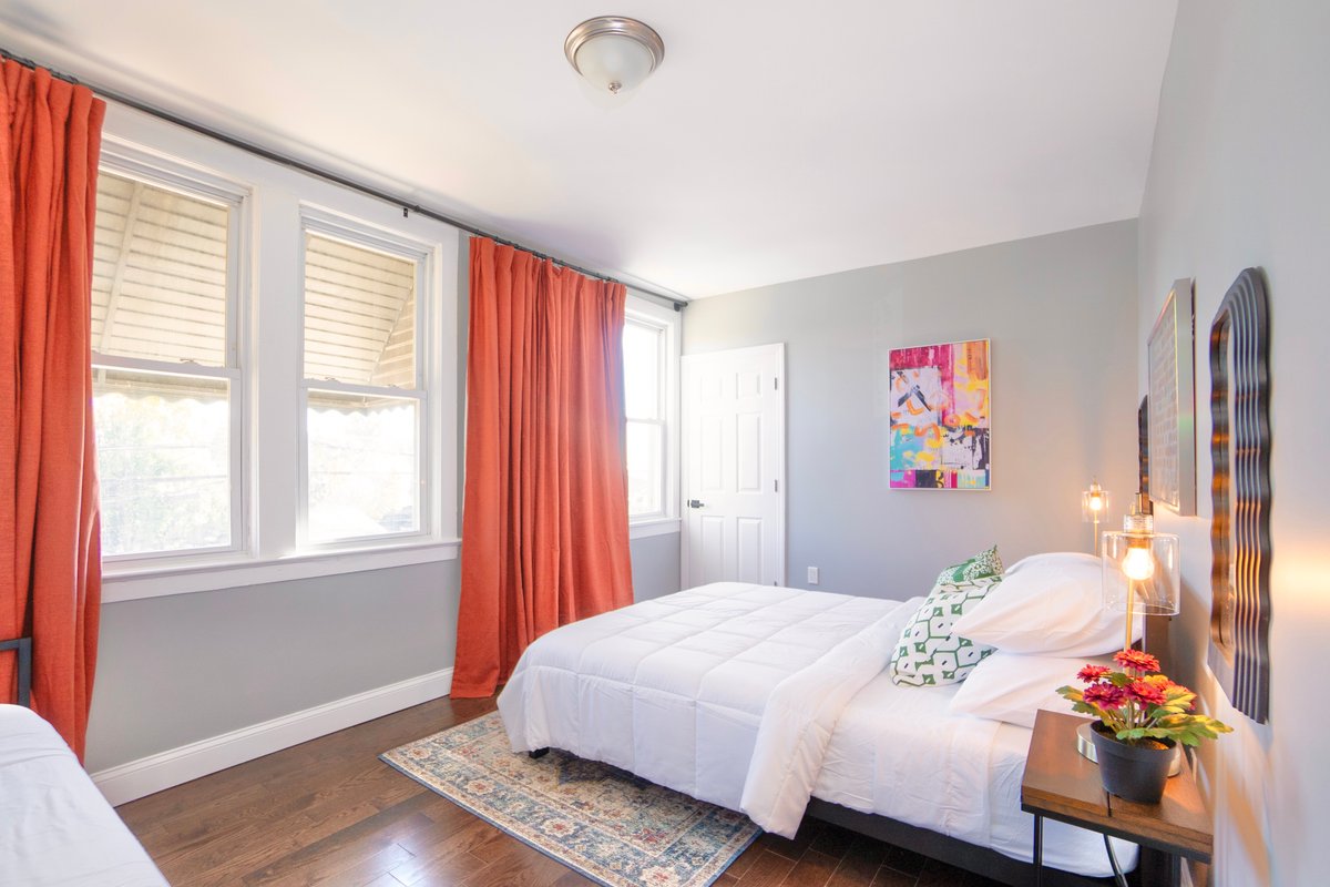 Spacious retreat w/ 2 kitchens & games