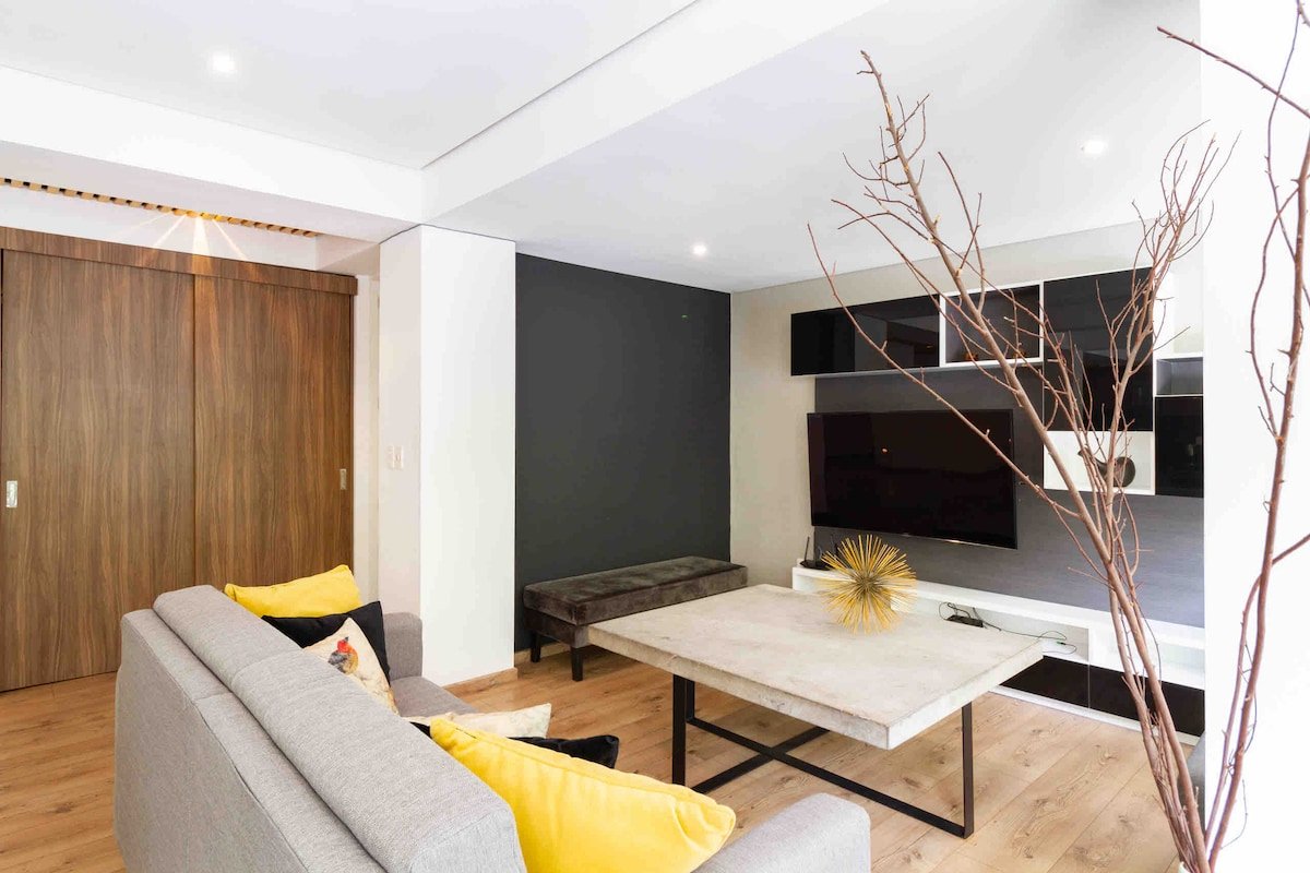 Outdoor Patio Luxury 3BD Apartment gallery image 3