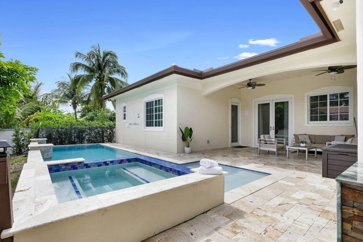 Modern Estate + Heated Pool, HotTub & Game Room! gallery image 4