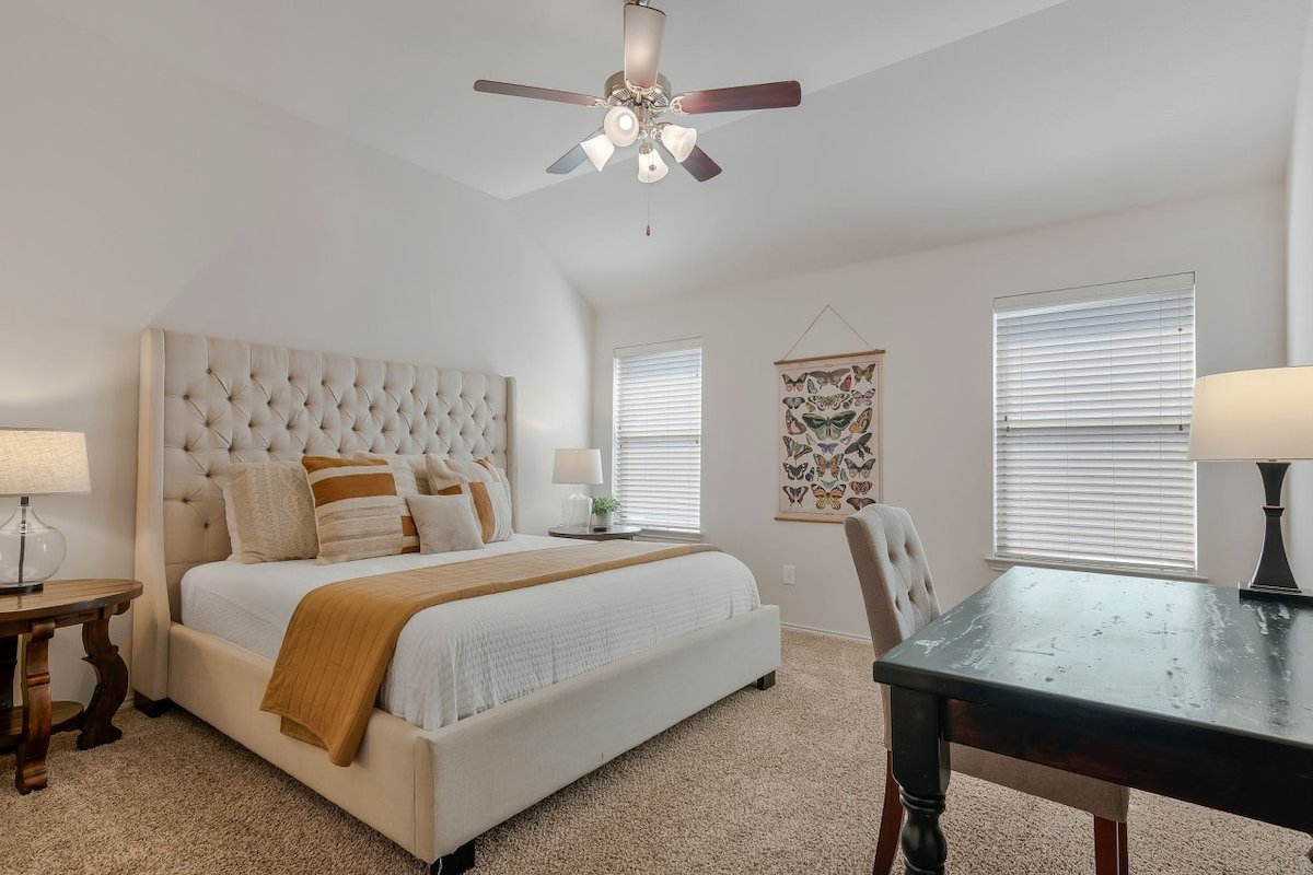 Wonderful Neighborhood; Pool Steps Away! gallery image 2