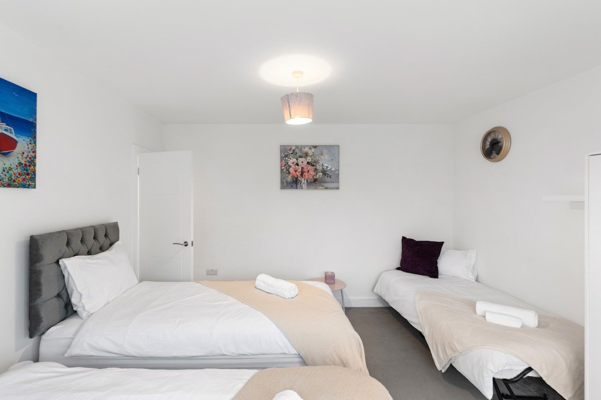 Modern 4-Bed Home Perfect for Groups in London gallery image 4