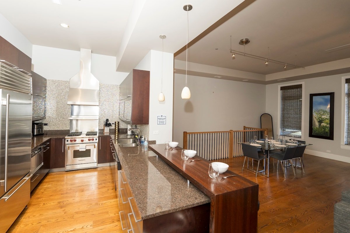 4 Bedroom in Wrigley Rooftop Building-Grand Slam gallery image 3