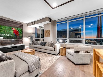 Luxury 2BR w/King Bed /Parking /82″ TV / CN Tower