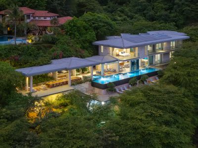 Luxury Villa: Ocean Views, Full Staff & Breakfast