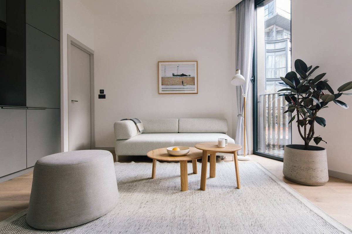 Chill Oxford Street 2BR – Netflix & Natural Light