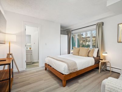 Family House/Street Parking/Sleeps8ppl/Front Yard!