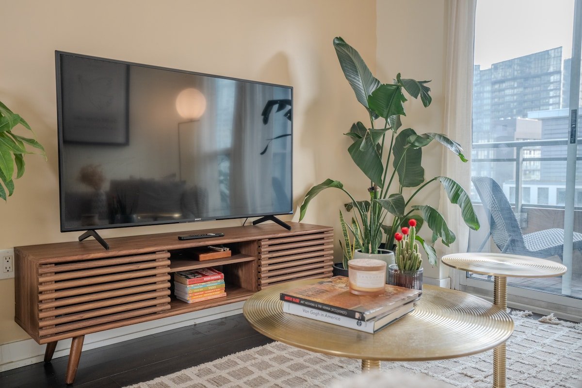 Charming 2 Bd 2 Bth Condo near CN tower w/ Parking gallery image 5