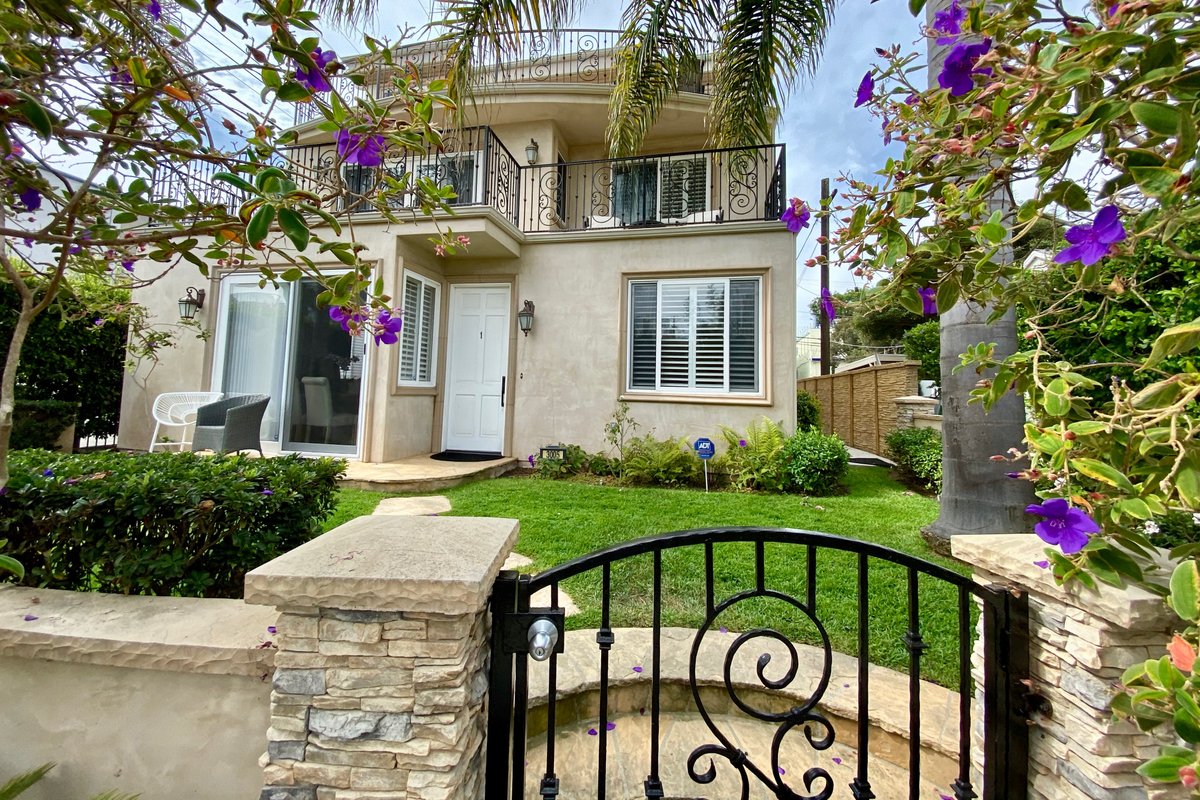 Stunning 4bd 5 bath Canal Front Home with Elevator