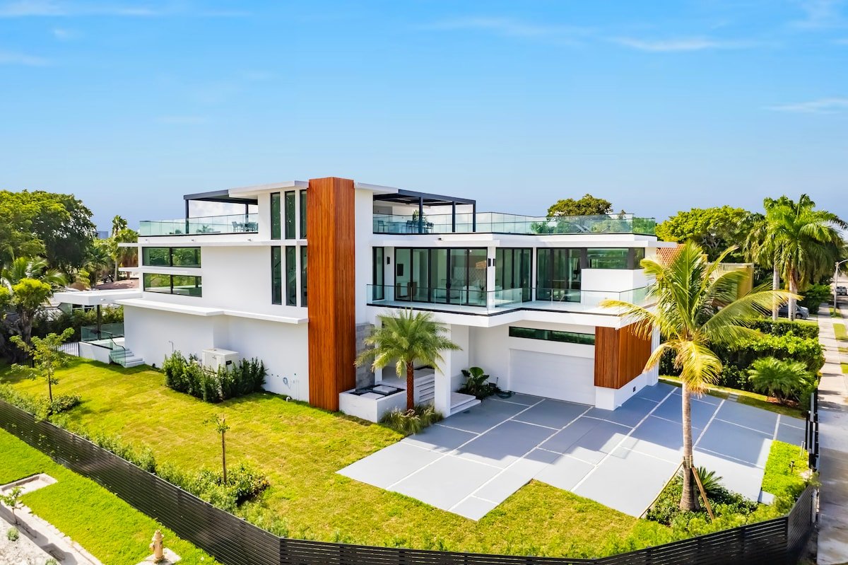 Modern Waterfront Villa w/ Pool, Rooftop & dock