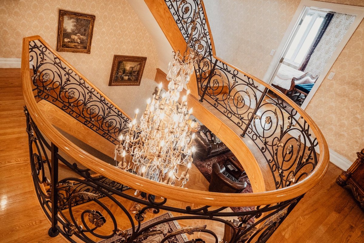 Gorgeous Triplex w/ Roof Deck – Luxury 5 Star Stay gallery image 4