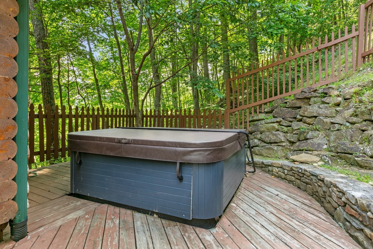 Expansive Views, Hot Tub, Outdoor Dining | Leyland gallery image 3