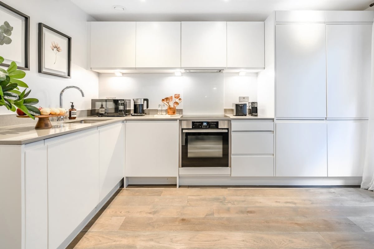 Boutique Bloomsbury Duplex with Modern Finishes gallery image 5