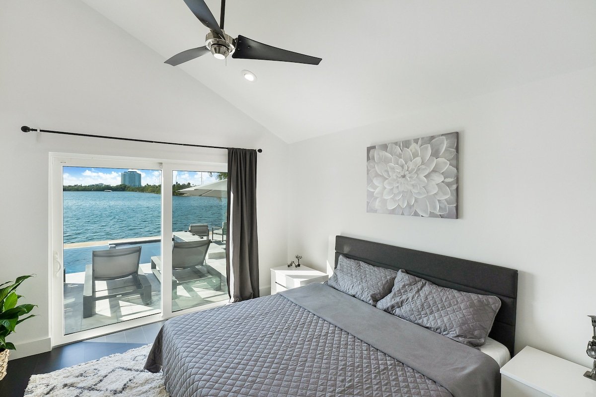 Bayfront Escape Poolside Luxury Villa with Sunset gallery image 3