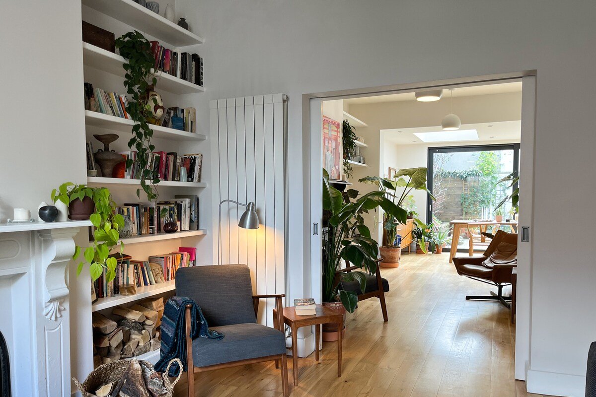 Beautiful light-filled home in the city centre gallery image 4