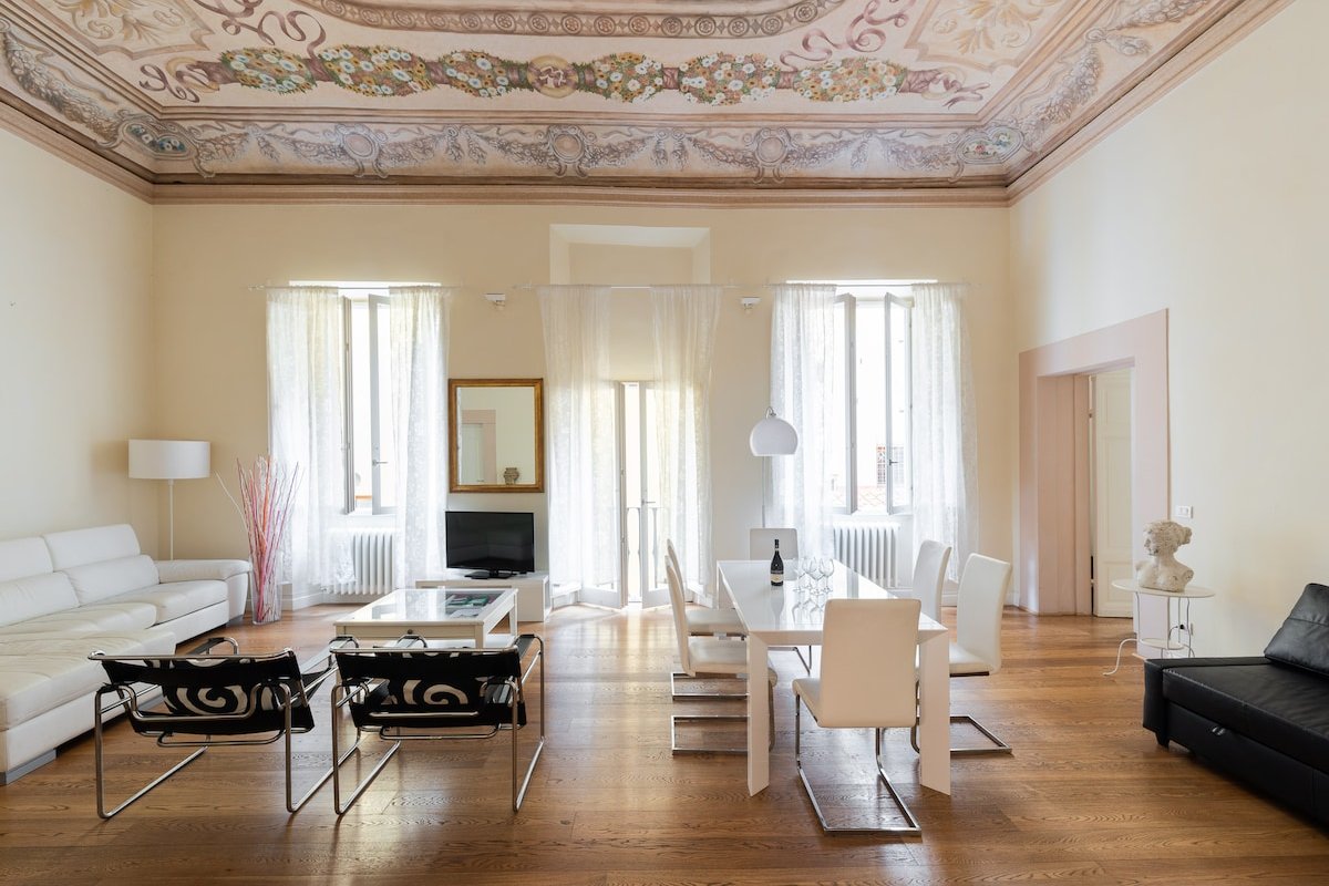 Incredible Frescoed Apartment next to Uffizi gallery image 3