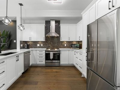 Luxury 4 Bdrm Home | Fireplace| Ping Pong| Parking