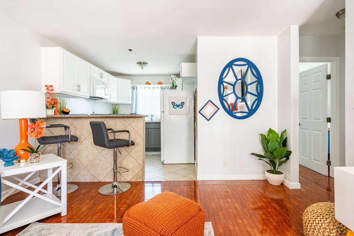 Bright 2-BR Home with Free Parking in Center-City gallery image 4