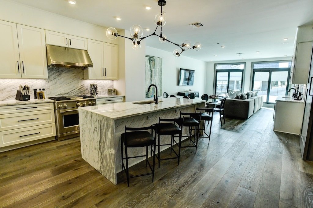 Modern Luxury in New Orleans CBD gallery image 5