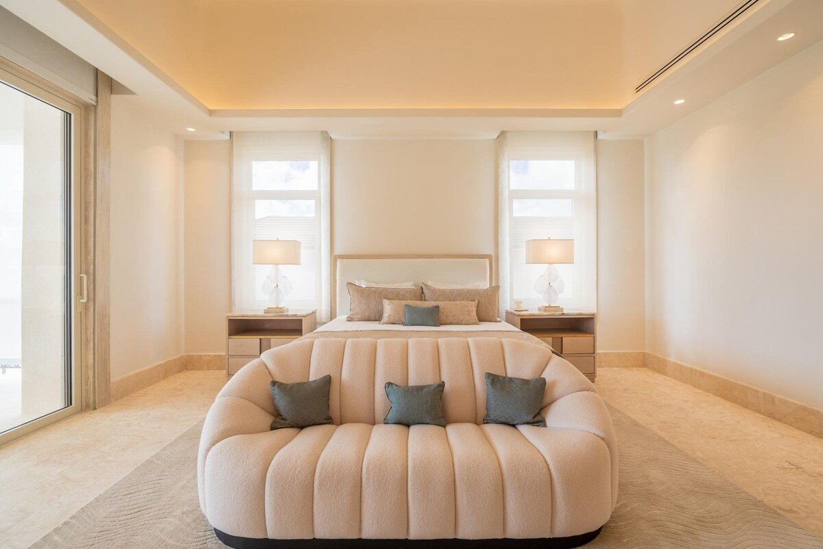 Walking distance to beach, heated pool, spa & gym gallery image 5