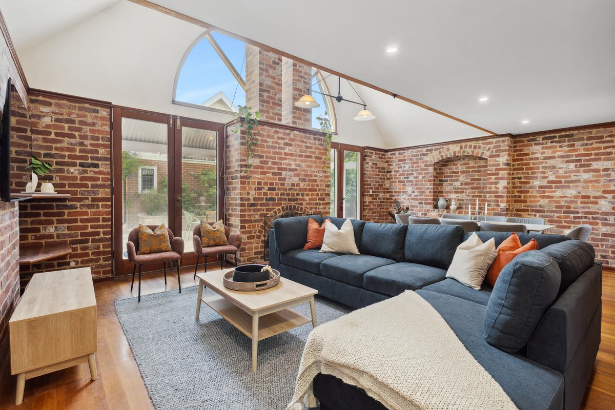 5BR | Walk to Cafés & Hospital | WFH Space