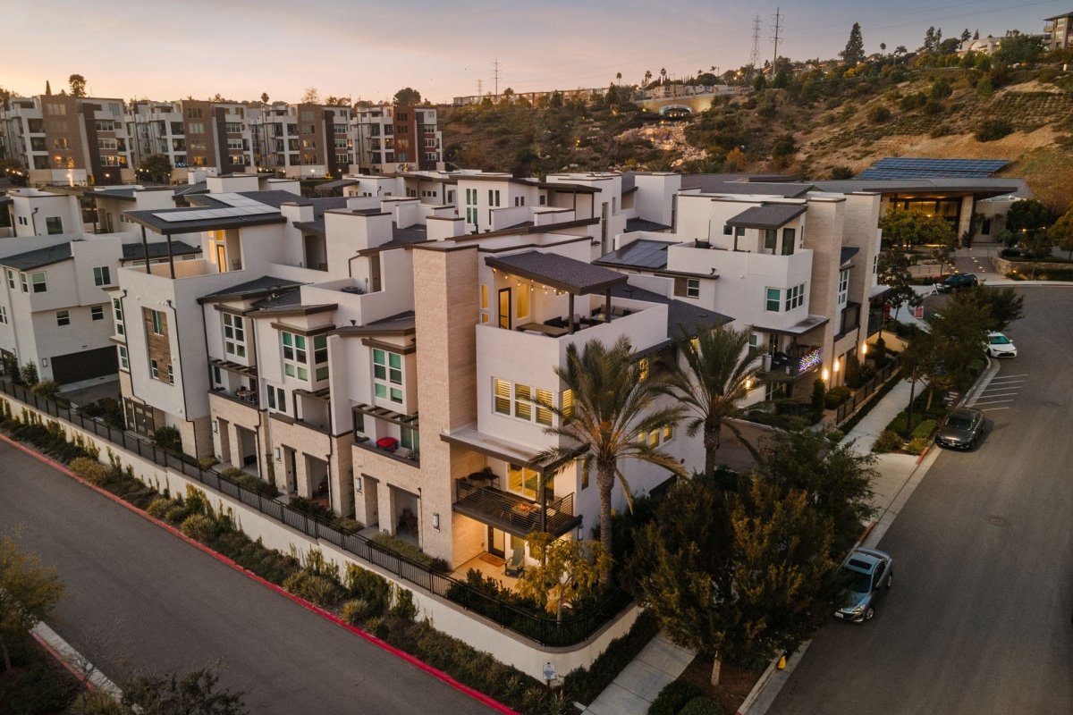 NEW Luxury Townhouse + Rooftop Deck gallery image 3