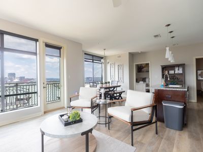 Luxurious large Downtown Top Floor 2bd2bth #621