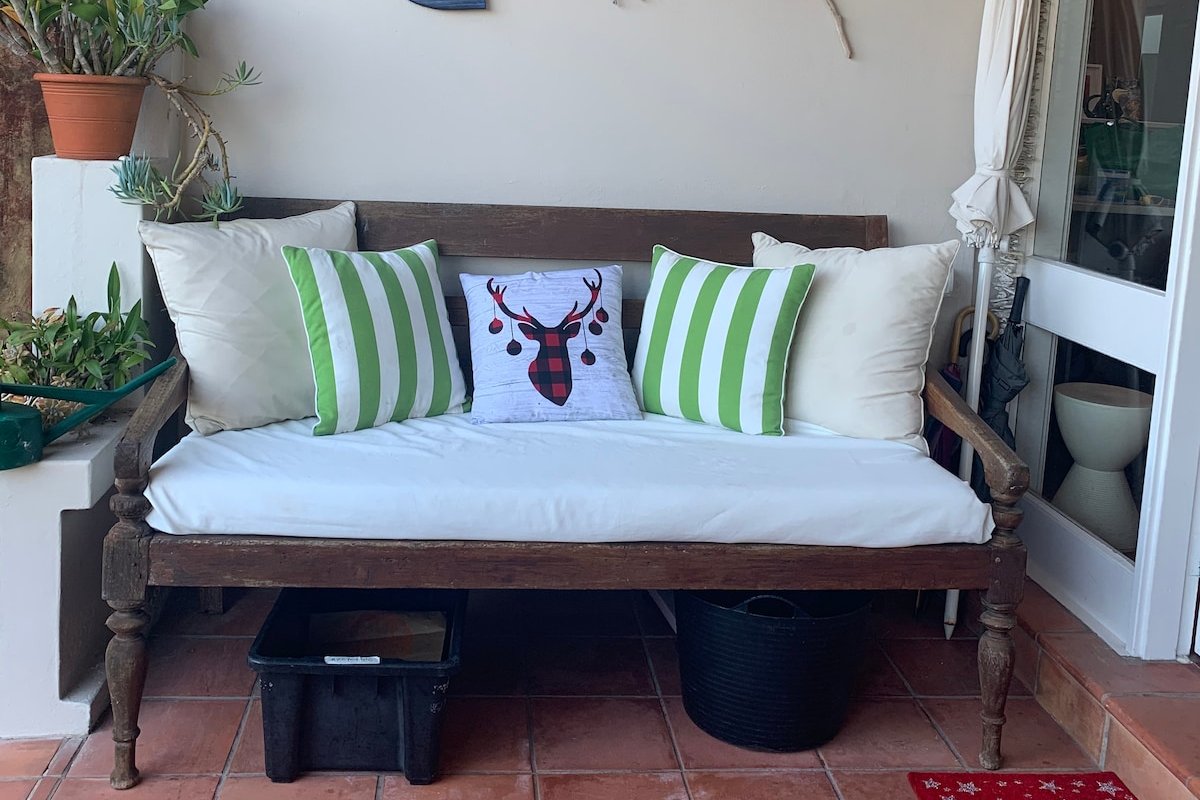 Bronte 3 bed beachfront home w/ garden & parking gallery image 4