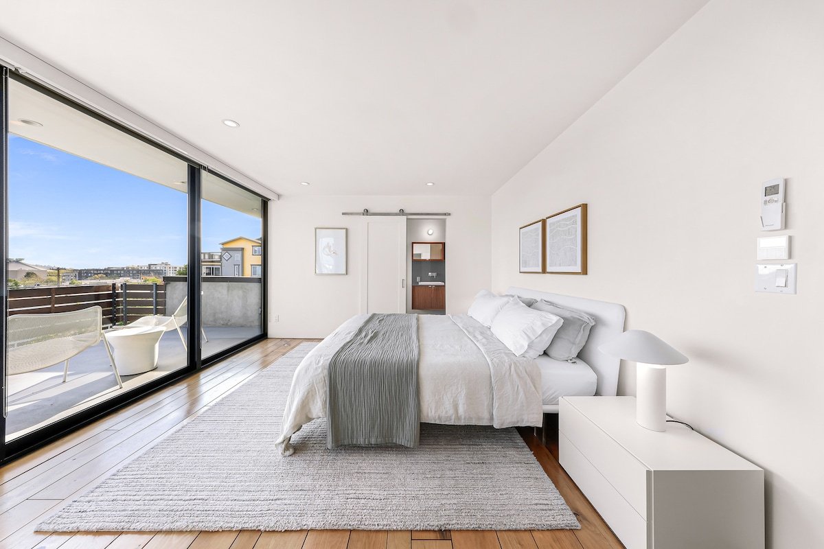 Modern house with skyline view gallery image 4