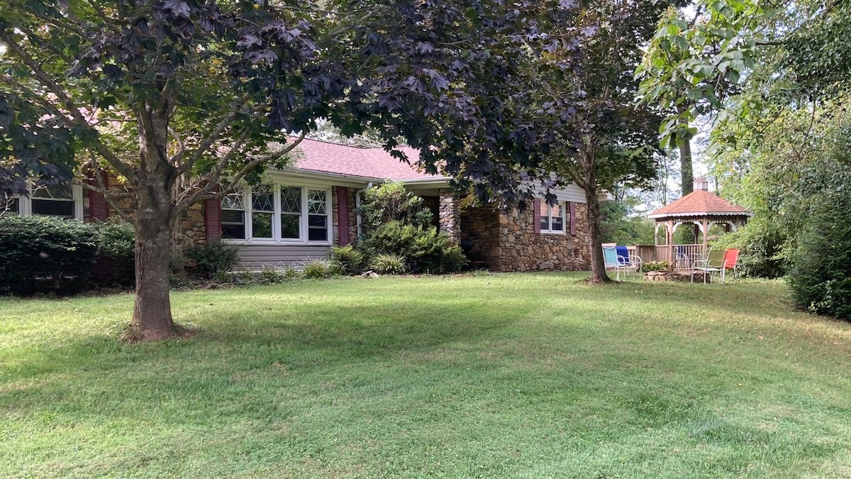 Heart and Hearth Cottage gallery image 2