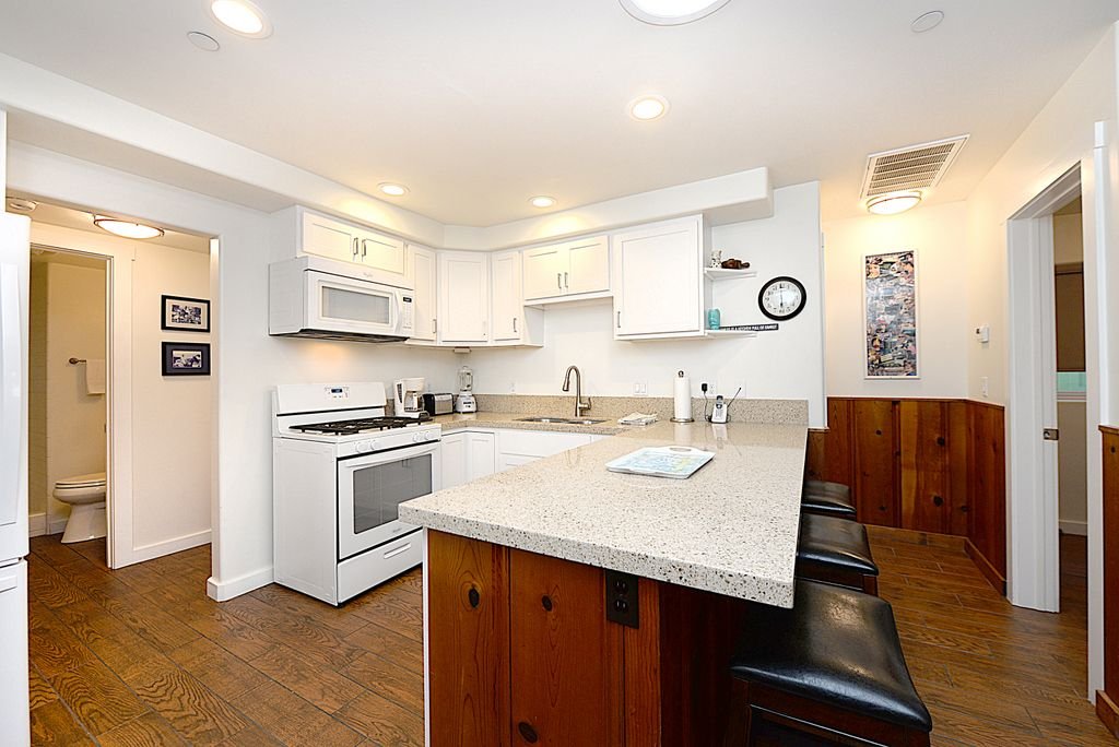 Beautiful Upgraded 4BD/3BA! *Closest to Beach!* gallery image 5