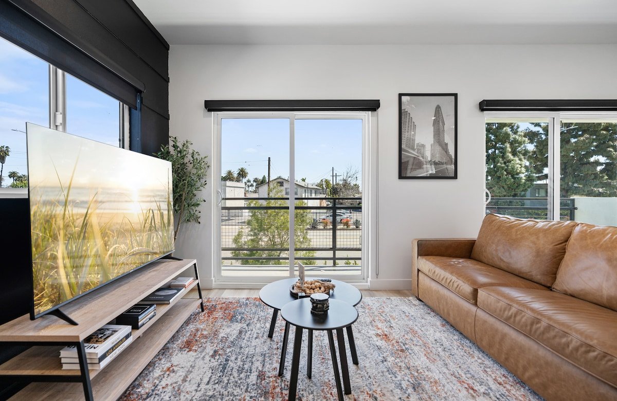 Spacious 9BR Mid City Near USC gallery image 5