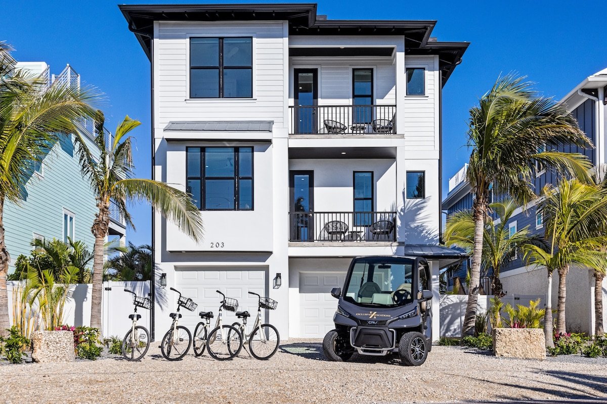 Waterfront Luxury Pool Home, Golf Cart, and Bikes! gallery image 4