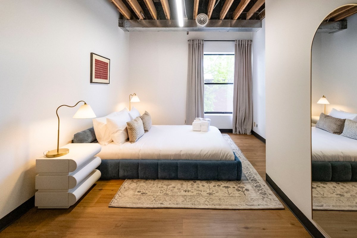 The Ballard Loft|Sleeps 8 |Steps to Shops & Dining gallery image 3