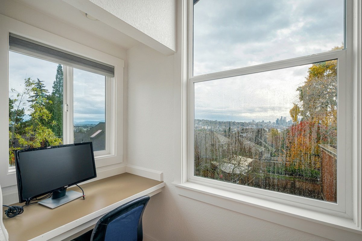 Lake View! ~ A/C ~ Amazing Location ~ Fam Frendly gallery image 5