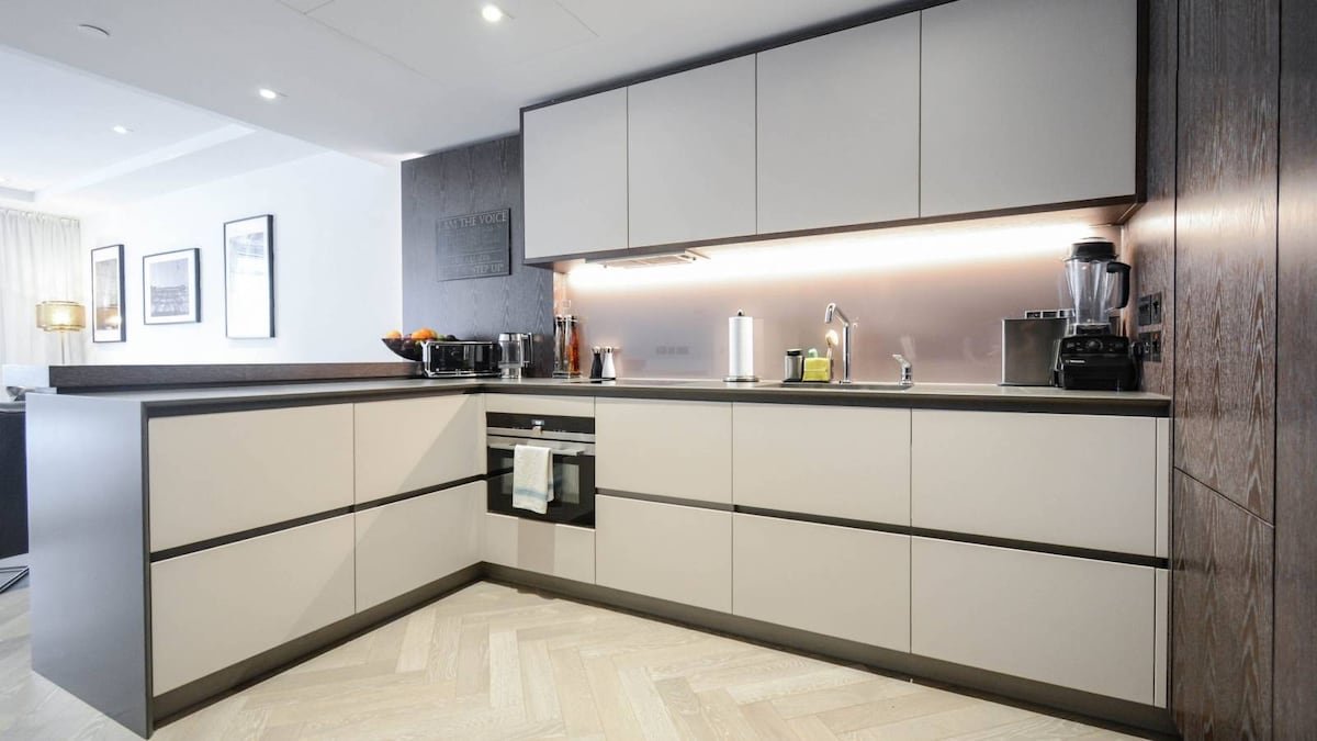 Luxury Central Designer Apt River & Big Ben View gallery image 5