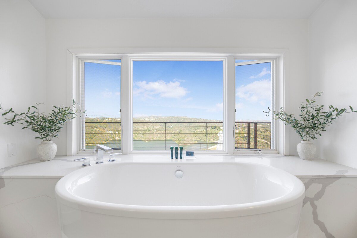 Luxury Bel Air Hideaway with Poolside Views gallery image 2