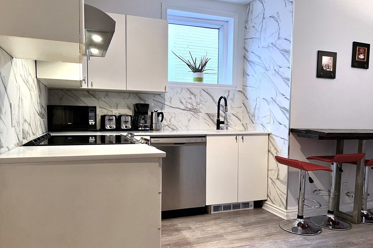 A3~Free Parking+9 bed/sofabed+Balcony~100WalkScore gallery image 5