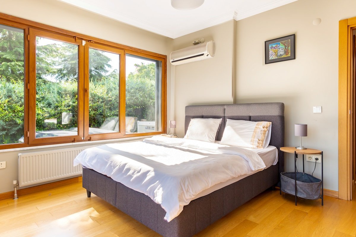 Incredible Luxurious Villa with Spacious Garden gallery image 5