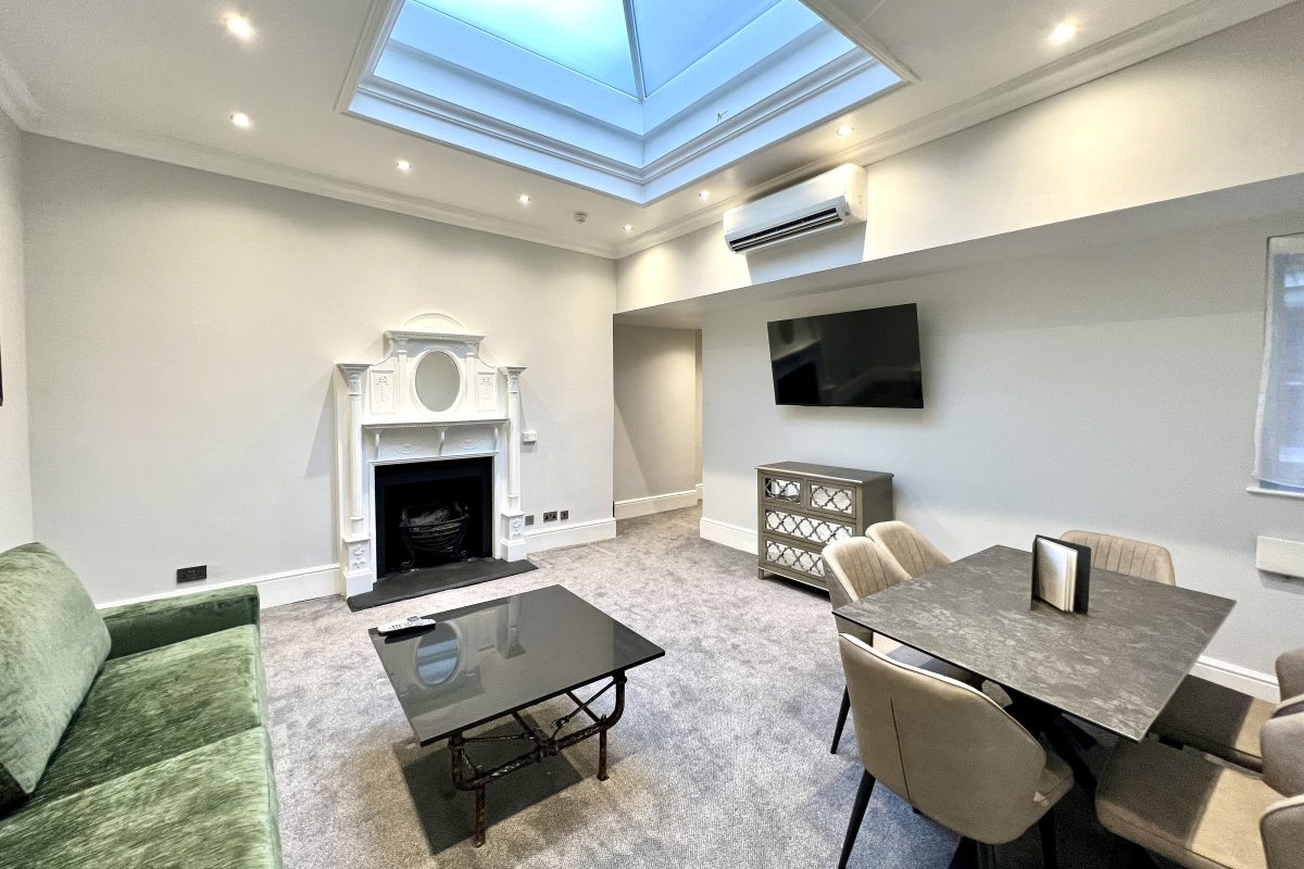 3 bed/3 Bath Modern Flat, Patio, Sky TV, AC