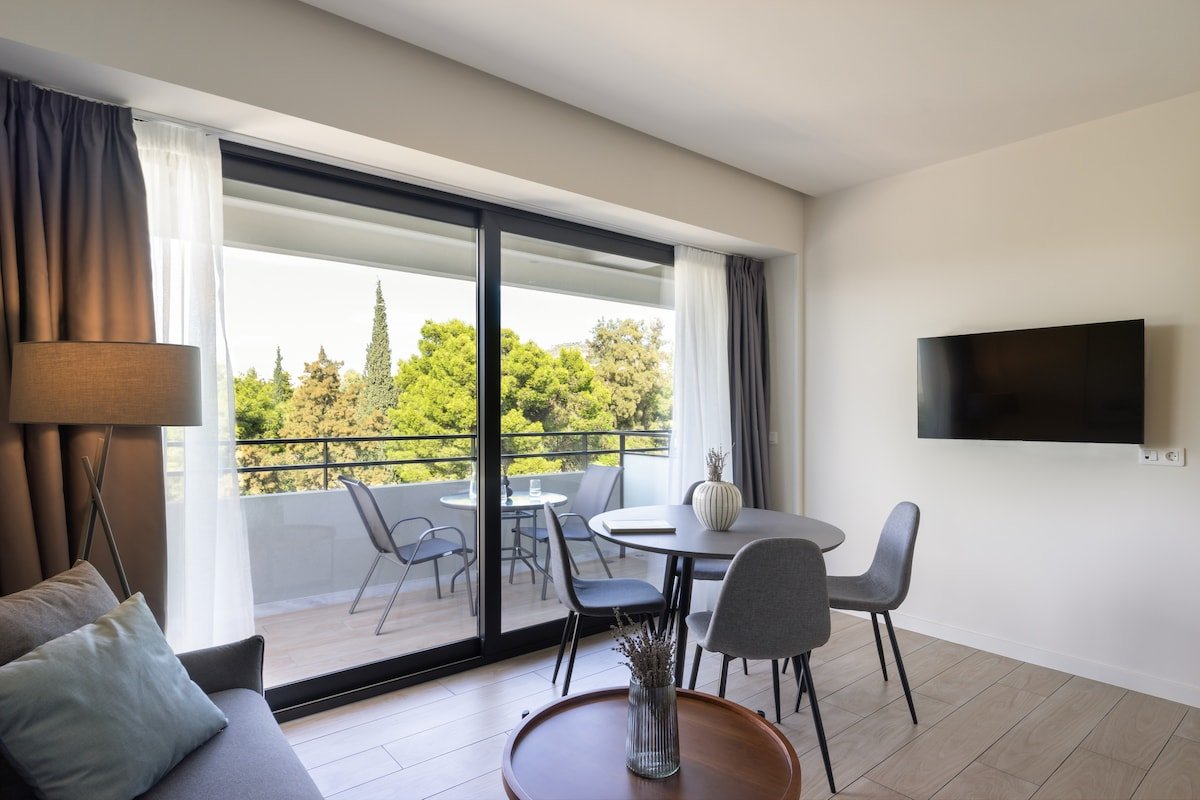 Superior 2BD apartment, balcony & Areos Park view gallery image 2